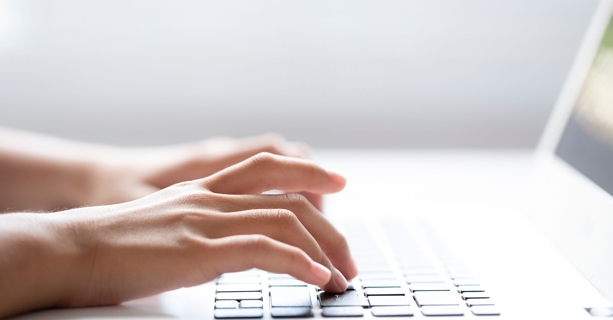 Person der går online support vedr. deres alarmsystem